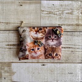 大人かわいい猫ちゃんたちのフラットポーチ(ポケットティッシュサイズ) 小物入れ　コットン　フリンジリボン　花　ギフト