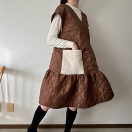 Vネック ローウエストギャザーワンピース（ナイロンキルト）ブラウン