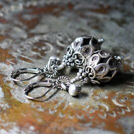 鳥かごの様なカレンシルバー、隠れブルービーズ、インドシルバー鈴のピアス