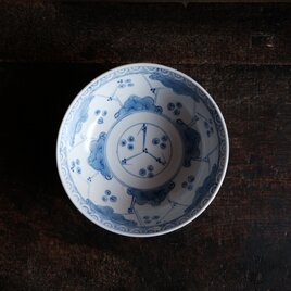 可憐な絵付け◆縁はオリエンタルな文様。時代梅文染付印判大鉢　碗　骨董・antiques 古民家　大正時代