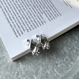 Y1220-ヴィンテージイヤリング U.S.A. 1980〜90's "Shadow Curve" Silver Tone