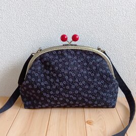 長財布も入る大きめ　小花柄刺繍　がま口ショルダーバッグ　25cm口金　ブラック　612