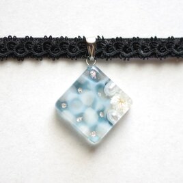 【受注製作】レジンアート　スクエアモチーフとタティングレースとベルベットリボンのチョーカー〈水紋・コバルトブルー〉