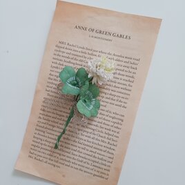 染め布花＊しろつめくさと四つ葉のクローバーのコサージュ
