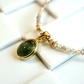 グリーントルマリンを1石下げた天然ジルコンネックレス