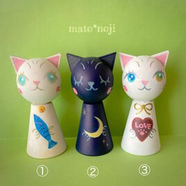 ３つのバレンタイン猫さん人形　③「ハートチョコどうぞ」オッドアイ白にゃんこ