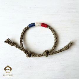 【草木染めヘンプ】トリコロールのブレスレット｜静電気・電磁波対策｜金属アレルギーフリー（カーキ）