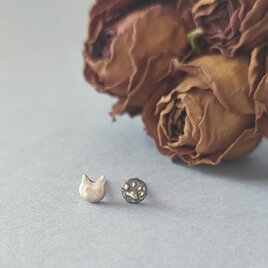【受注制作】金属アレルギー対応/猫/肉球/燻加工/ぷっくり/小粒/小さい/アシンメトリー/スタッド/ピアス/イヤリング