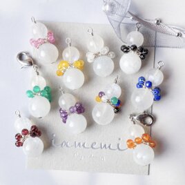 【チャーム】9色のマフラーを巻いた雪だるま 天然石 誕生石 ムーンストーン メンカラ 推し活 プチギフト プレゼント