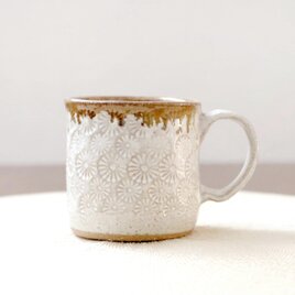 菊の印花のマグカップ 手びねり