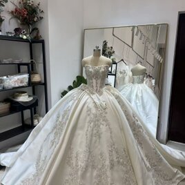 豪華！ウエディングドレス ベアトップ 韓国風ドレス フレアスカート ビジュー ミカドサテン ロングベール