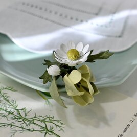 布花　春色イエローグリーンのチューリップにノースポールを添えたコサージュ　大人フォーマル　入学式　卒業式に。