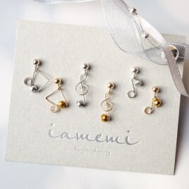 【ピアス／イヤリング】「小さな音符」ト音記号 ヘマタイト シルバー ゴールド 14kgf K14 樹脂ピアス ノンホールピアス