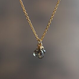 ✨光の加減で色が変わる✨ 1月誕生石・カラーチェンジガーネット＜ドロップ・ミニ＞のネックレス（K14GF）