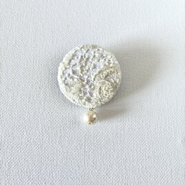 "Towa" 永遠　やわらかな白とアイボリー色の刺繍丸ブローチ