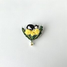 たんぽぽの上で眠るハチワレネコさん　刺繍ブローチ