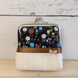 黒地に色とりどりの小花がかわいい手のひらサイズのがま口