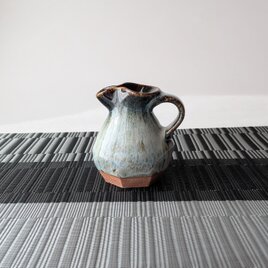 手仕事の温かみを感じる、陶器のミルクピッチャー