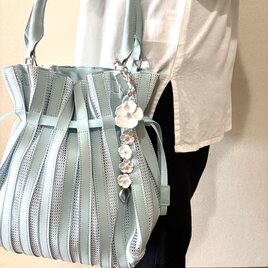 フラワーモチーフ メタルチェーン バッグチャーム　ホワイト