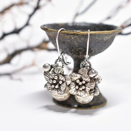 鈴とお花カレンシルバー、たわわなインドシルバー鈴のピアス
