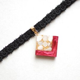 【受注製作】レジンアート　スクエアモチーフとタティングレースとベルベットリボンのチョーカー〈真珠色の声・ルビーレッド〉