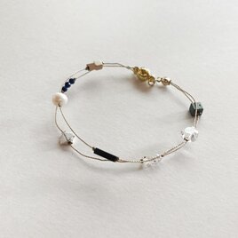 天然石とガラスの２連ワイヤーブレスレット