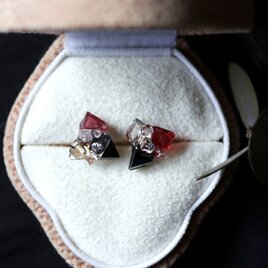 原石スピネルとマグネタイトのピアス