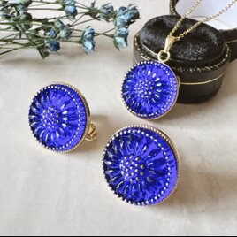 静かな青をまとう チェコガラスボタンのピアス（イヤリング）とネックレスセット