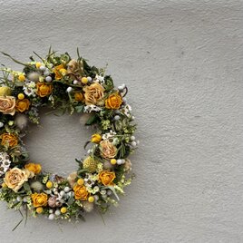 春を待つ黄色いお花の贅沢リース