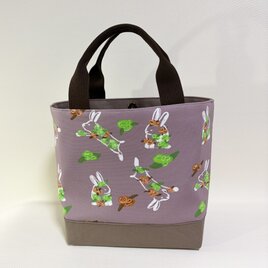 デザイナーが描くアートを日常に。独創のテキスタイルが語る「ひだまりとお守りうさぎ」