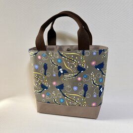 デザイナーが描くアートを日常に。独創のテキスタイルが語るサンコウチョウの物語・Mトートバッグ