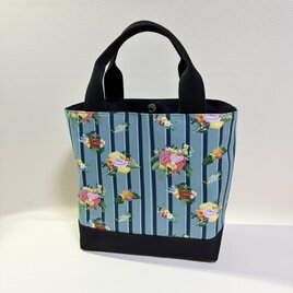 デザイナーが描くアートを日常に。華やぎと規律が織りなすストライプとアンティークフラワー・Mトートバッグ