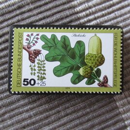 ドイツ　「どんぐり」切手ブローチ10730