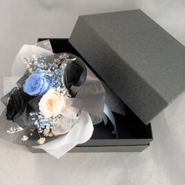 プリザーブドフラワー／花束ボックス／3色のミニ薔薇と小花のミニ花束ブルー☆光彩陸離