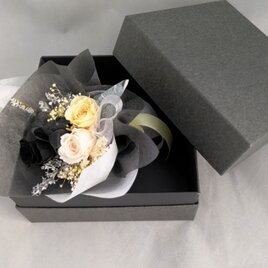 プリザーブドフラワー／花束ボックス／3色のミニ薔薇と小花のミニ花束パステルイエロー☆光彩陸離