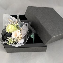 プリザーブドフラワー／花束ボックス／3色のミニ薔薇と小花のミニ花束パステルグリーン☆光彩陸離