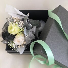 プリザーブドフラワー／花束ボックス／3色のミニ薔薇と小花のミニ花束パステルグリーン☆光彩陸離