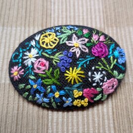 花がいっぱい!!手刺繍のブローチ