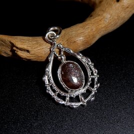 タンザニア産パープルヘイズサンストーンのドロップレースペンダント　～静かに宿る煌めき～　天然石アクセサリー　　一点物　