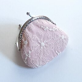 花柄刺繍　がま口コインケース　8.5cm口金　小物入れ　アクセサリーケース　淡いピンク　623