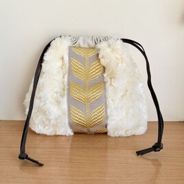 フェイクファーとインド刺繍のラウンド巾着袋