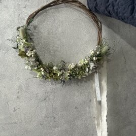 草花を飾る優しいリース