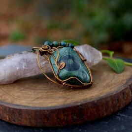 ネビュラ　根本と未来を一つの綱にたぐり寄せる石