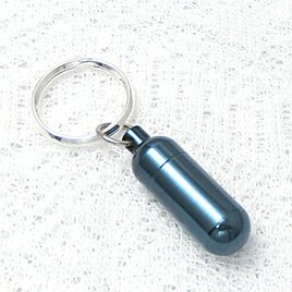 【深く鮮やかなマリンブルーの海へ】 純チタン製：遺骨入れキーホルダー（内部に硬質ガラス容器付）一生もの　　◎日本製