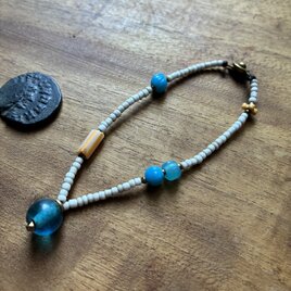 ＊古のVの字ブレス。@ナガ族渡のビーズ＋ジャワのシードビーズ＋ナガ族渡のみかん玉やベネチア、ボヘミアの古いビーズなど