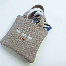 B5スッポリ【キッズバッグからママのちょっとそこまで】ヌビ刺繍トートバッグ〈スワン〉