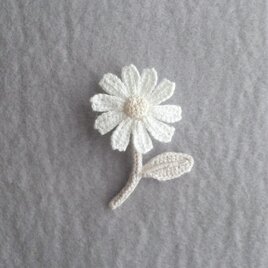 かぎ針で編んだブローチ　可愛いコサージュ　デイジーみたいな一輪のお花　ホワイト系　刺繍糸3本どり