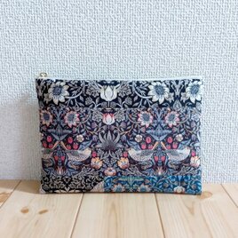ウィリアムモリス　パッチワークの大きめ20cmのフラットポーチ　内ポケット　いちご泥棒　255