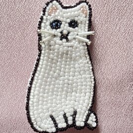 白ねこのブローチ