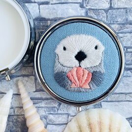 を持つラッコのピルケース／アクセサリーケース/コインケース